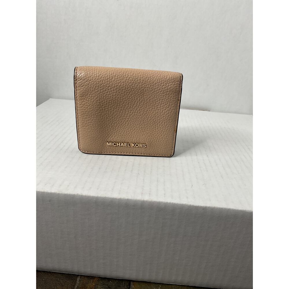 Michael Kors - Square Bi-fold Pebbled Leather Wallet - Sandlewood Beige